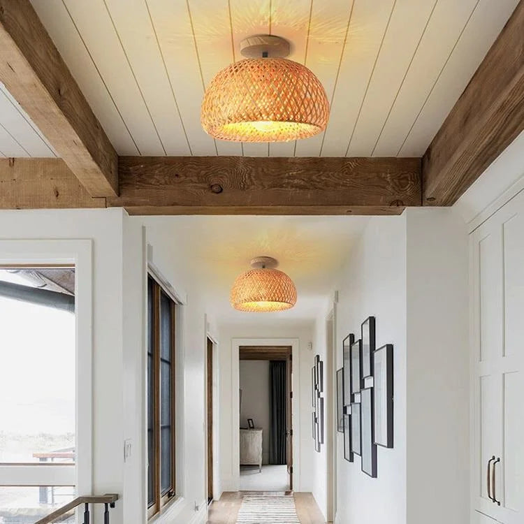 Luminaire plafonnier en bambou et rotin avec base en bois - Néphélè